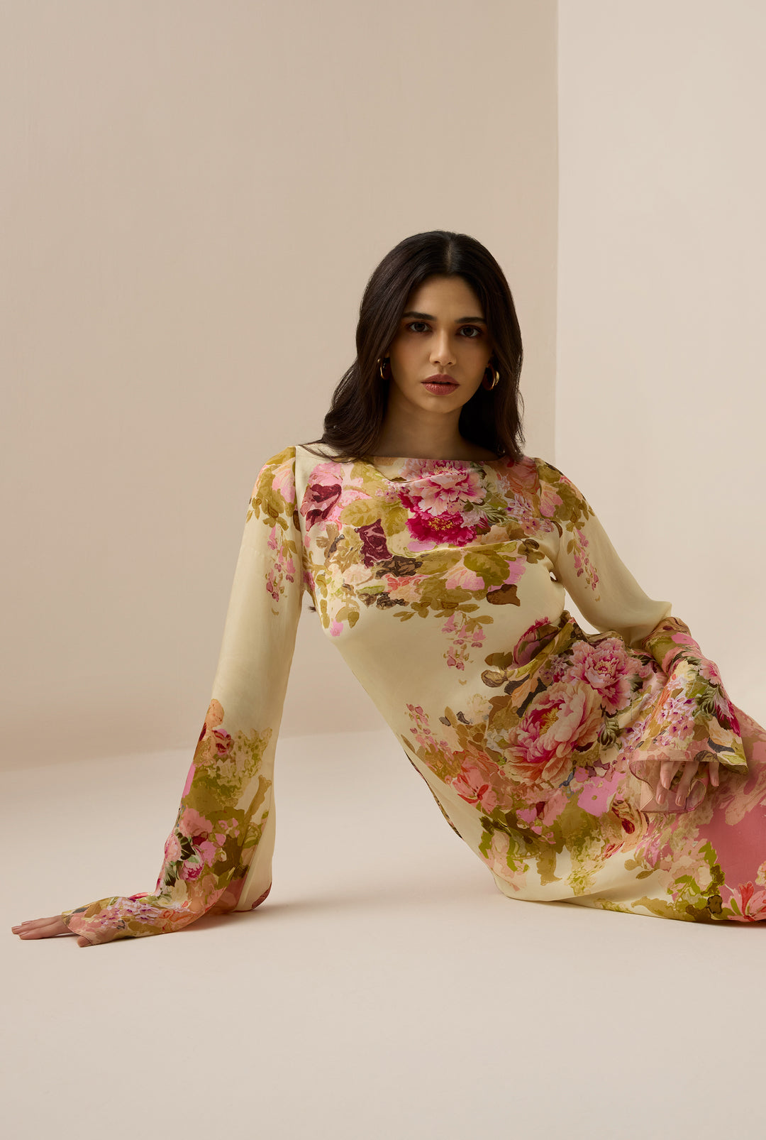 Robe Maxi Fleurie à Col Montant et Manches Longues