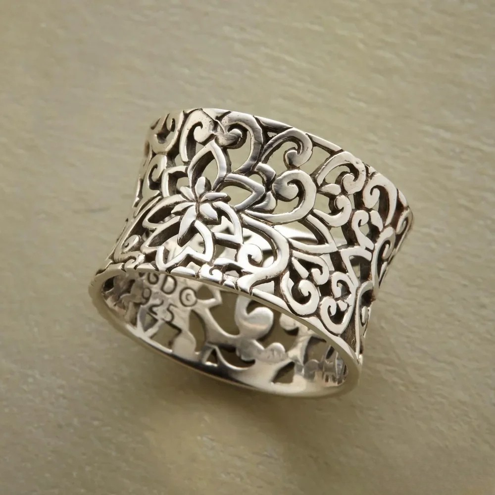 Bague Ajourée au Style Rétro