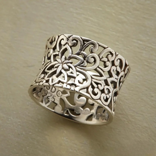 Bague Ajourée au Style Rétro