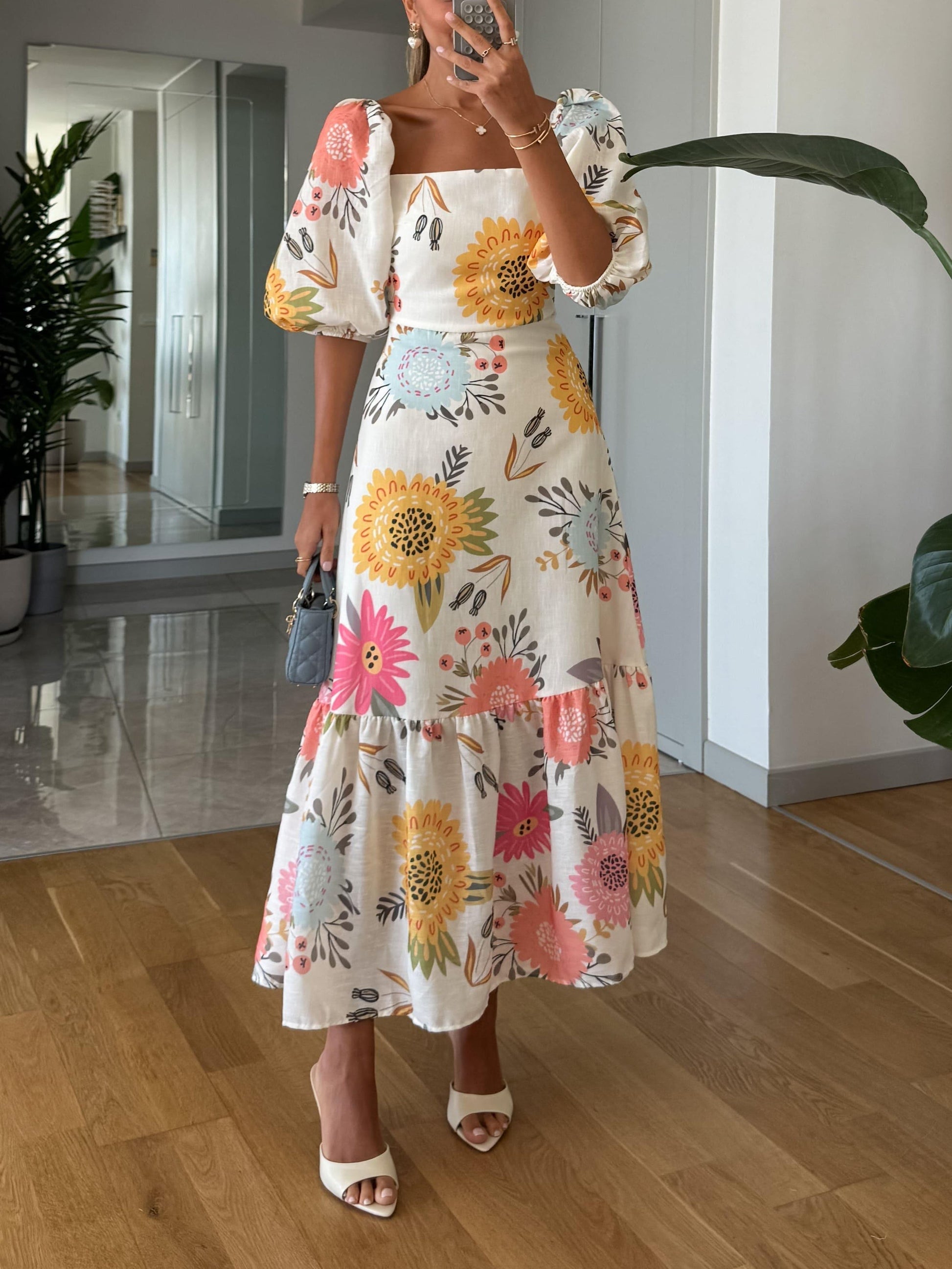 Robe Fleurie à Col Carré et Manches Bouffantes